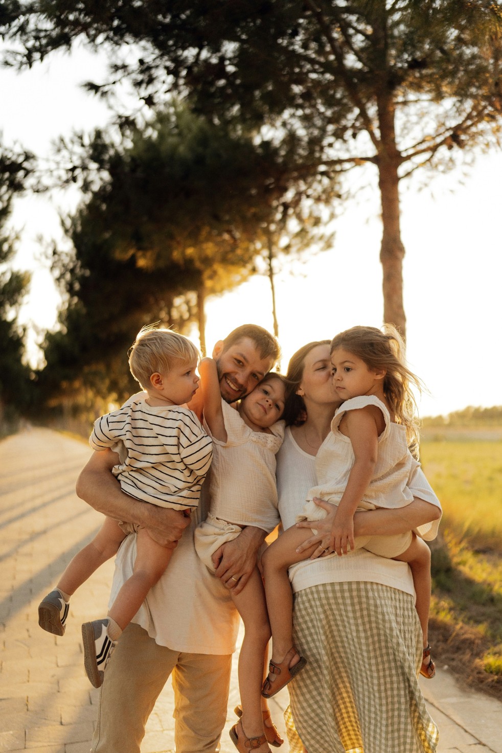 Parent tenant son enfant dans les bras